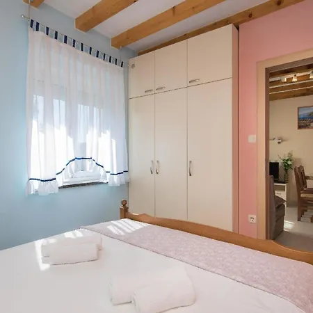 Ferienhaus Mit Privatpool Fur 6 Personen Ca 45 Qm In Trogir, Dalmatien Kastela Und Umgebung Holiday home *