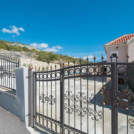 Ferienhaus Mit Privatpool Fur 6 Personen Ca 45 Qm In Trogir, Dalmatien Kastela Und Umgebung Trogir